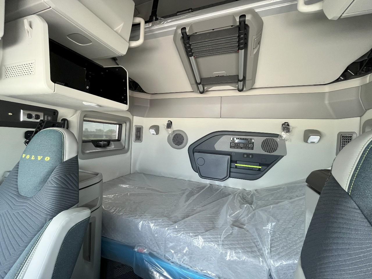 2026 Volvo - image 17