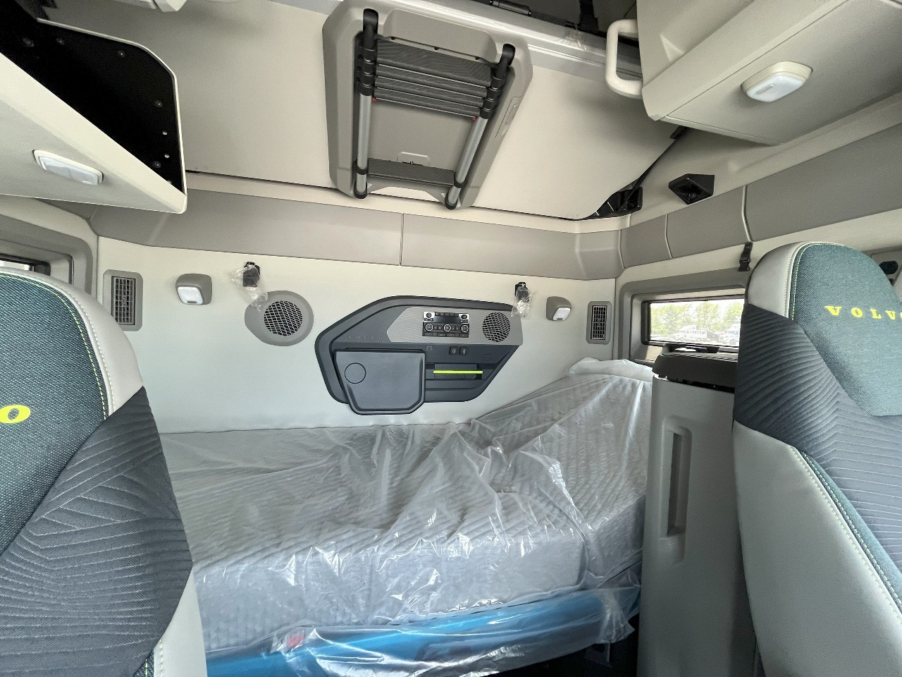 2026 Volvo - image 18