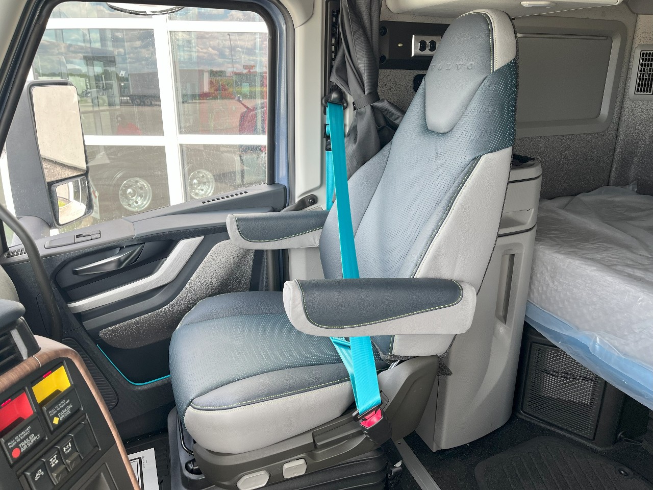 2026 Volvo - image 13