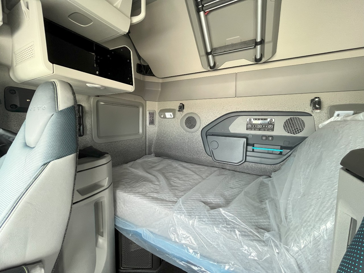 2026 Volvo - image 15