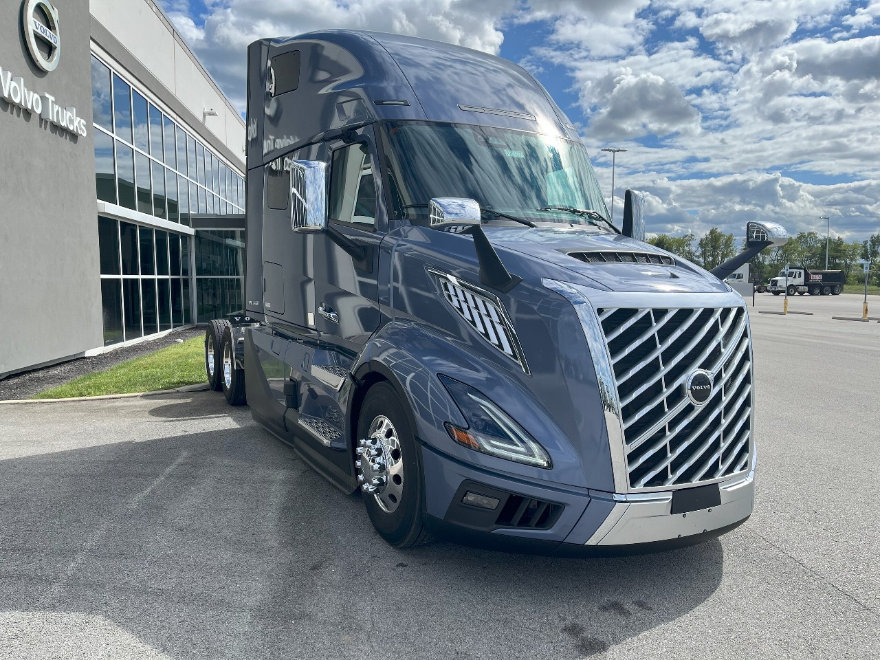 2026 Volvo - image 3