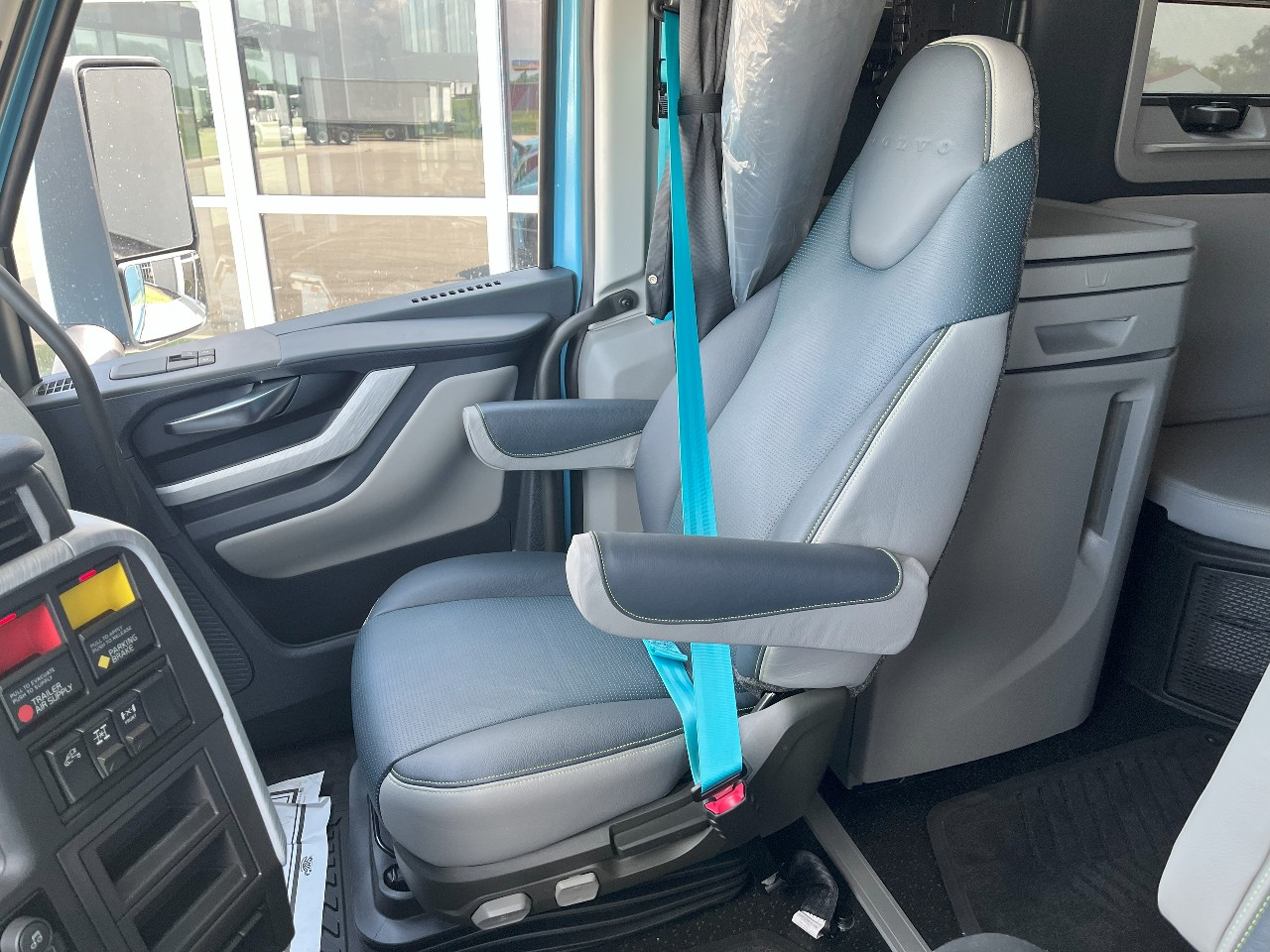 2026 Volvo - image 13