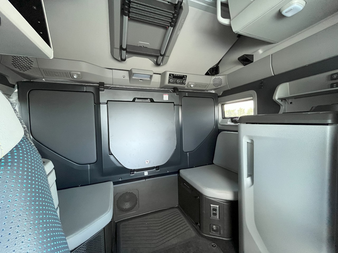 2026 Volvo - image 19