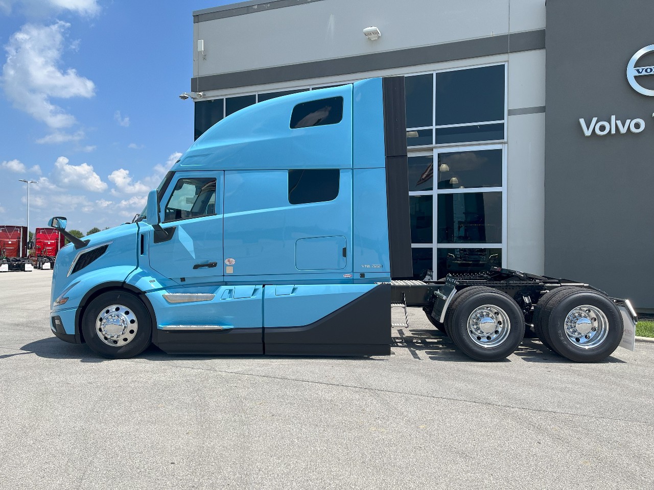 2026 Volvo - image 8