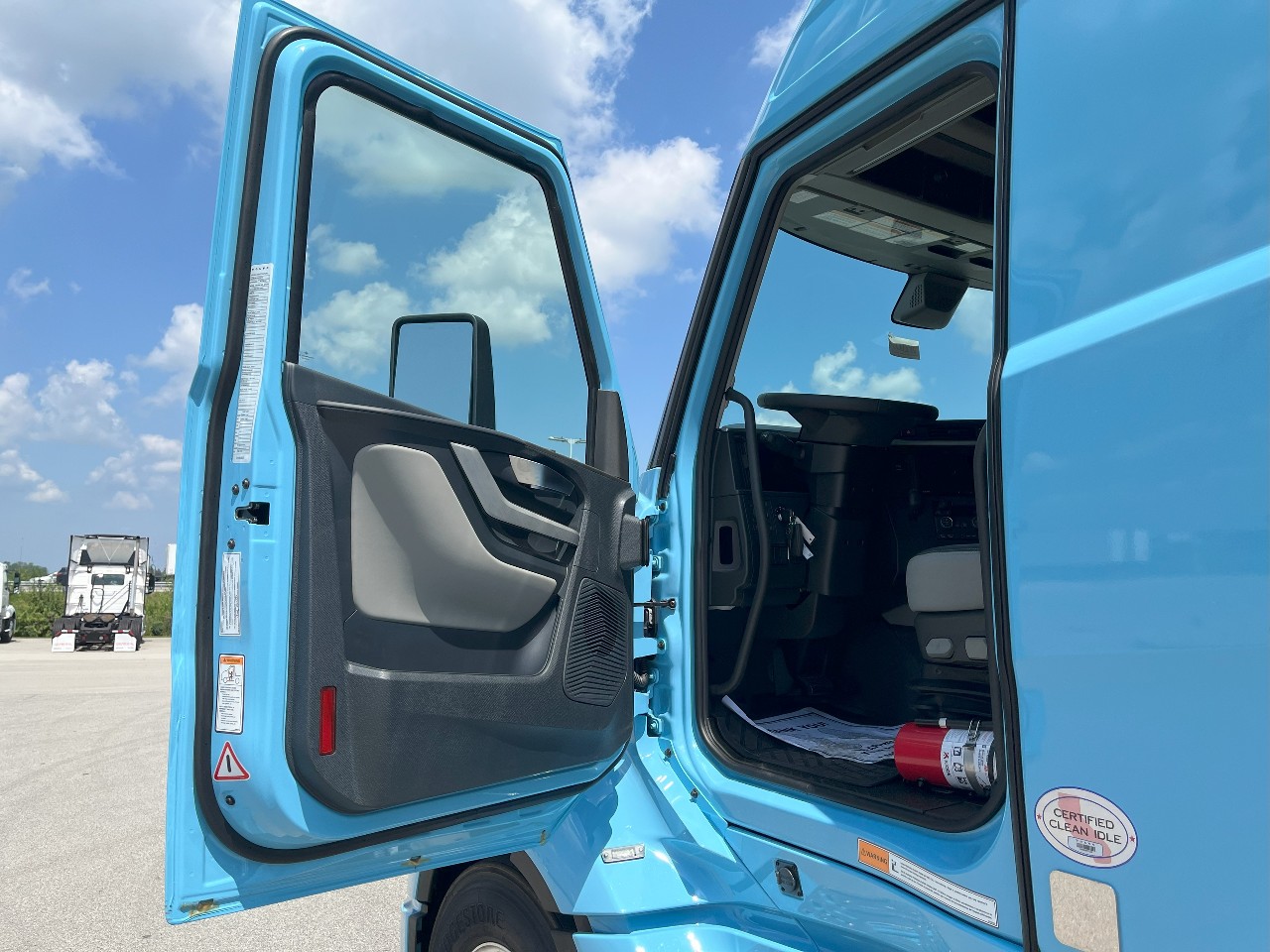 2026 Volvo - image 9