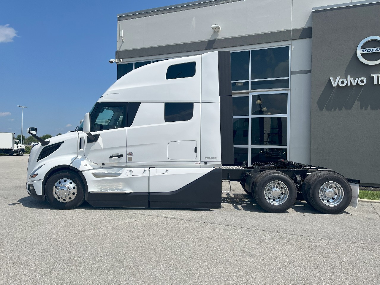 2026 Volvo - image 8