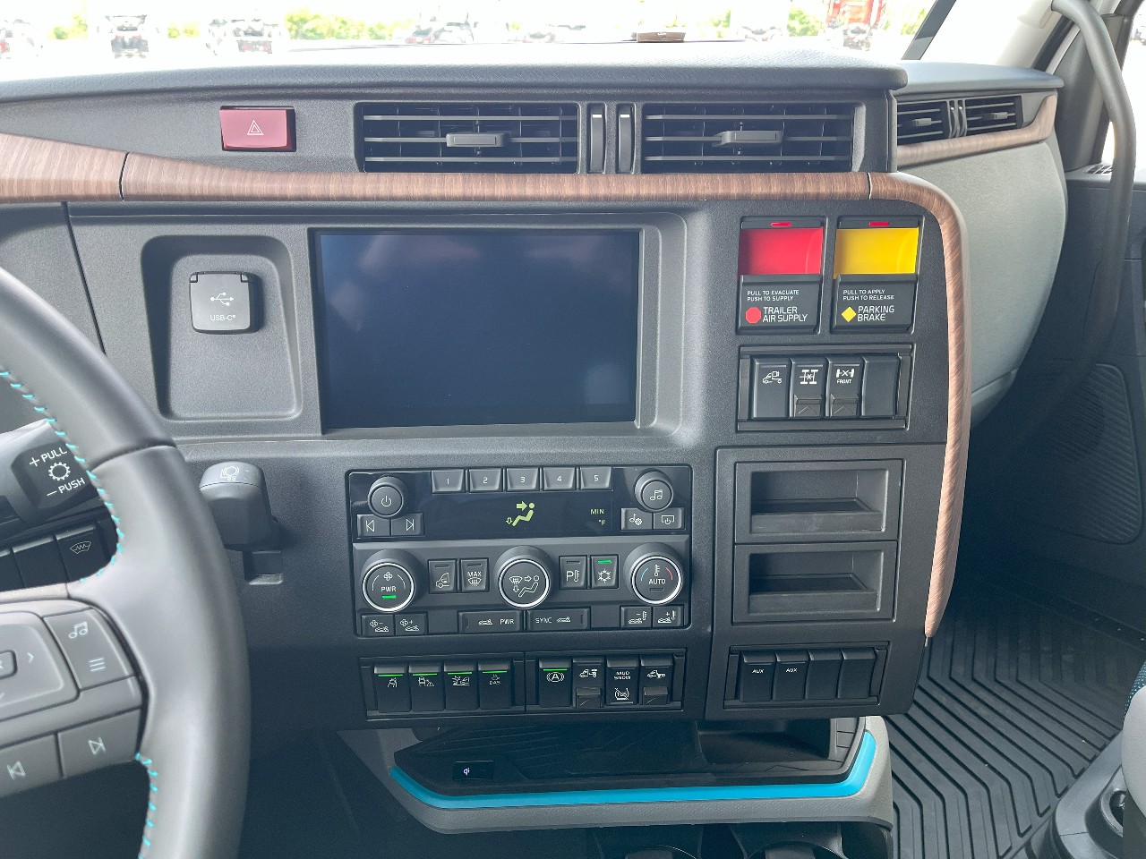 2026 Volvo - image 11