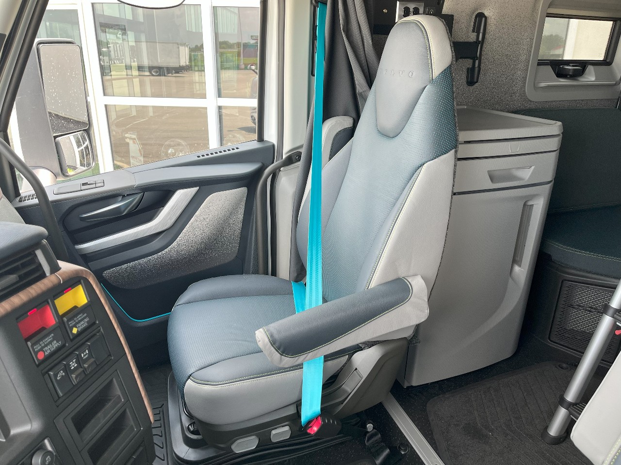 2026 Volvo - image 12