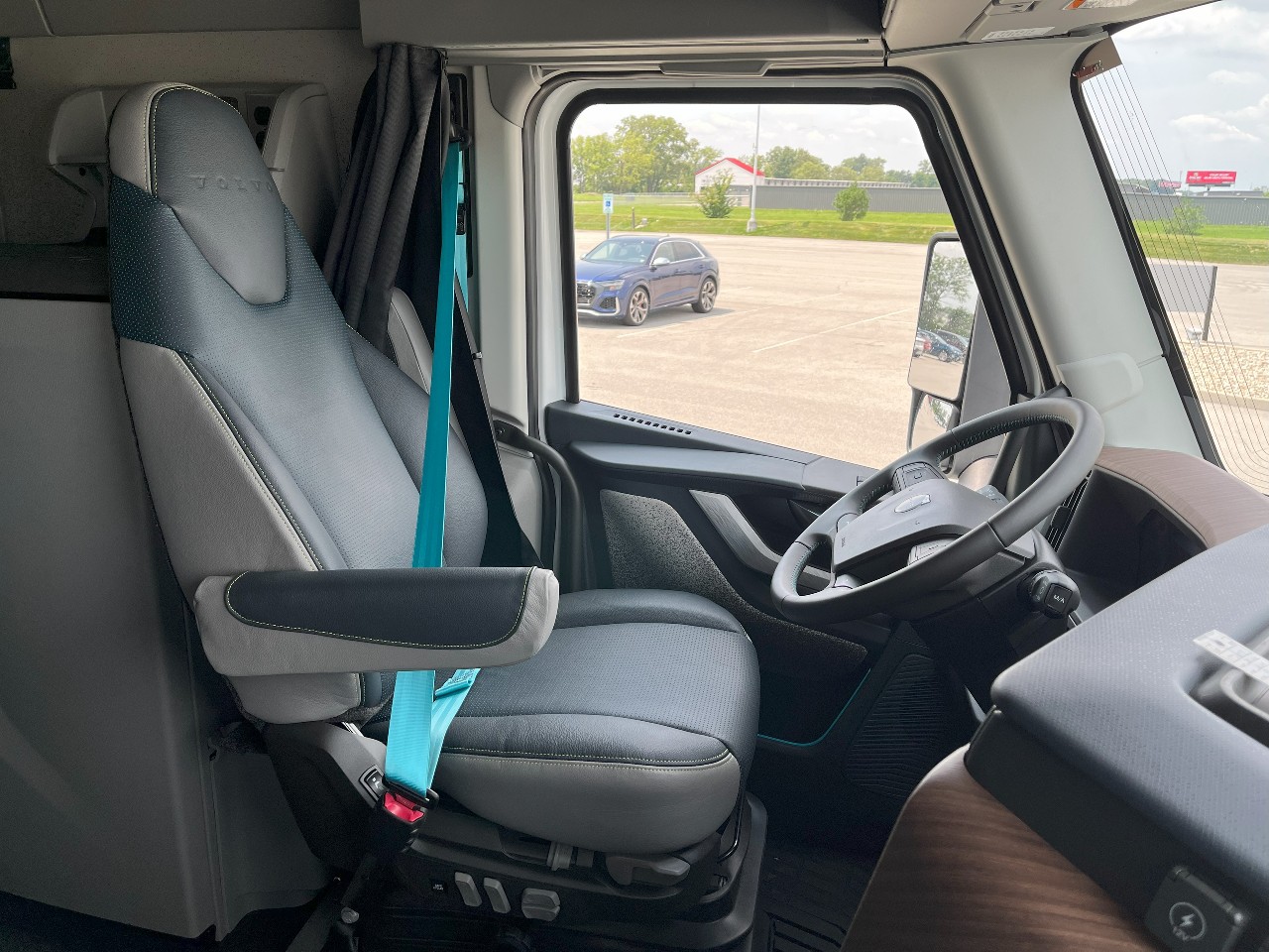 2026 Volvo - image 13