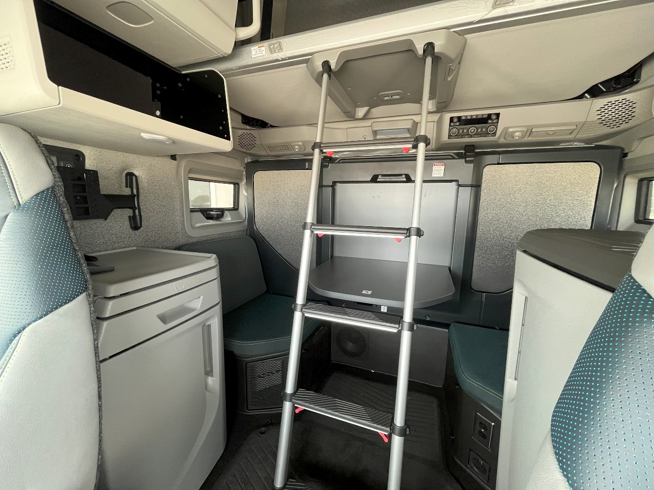 2026 Volvo - image 14