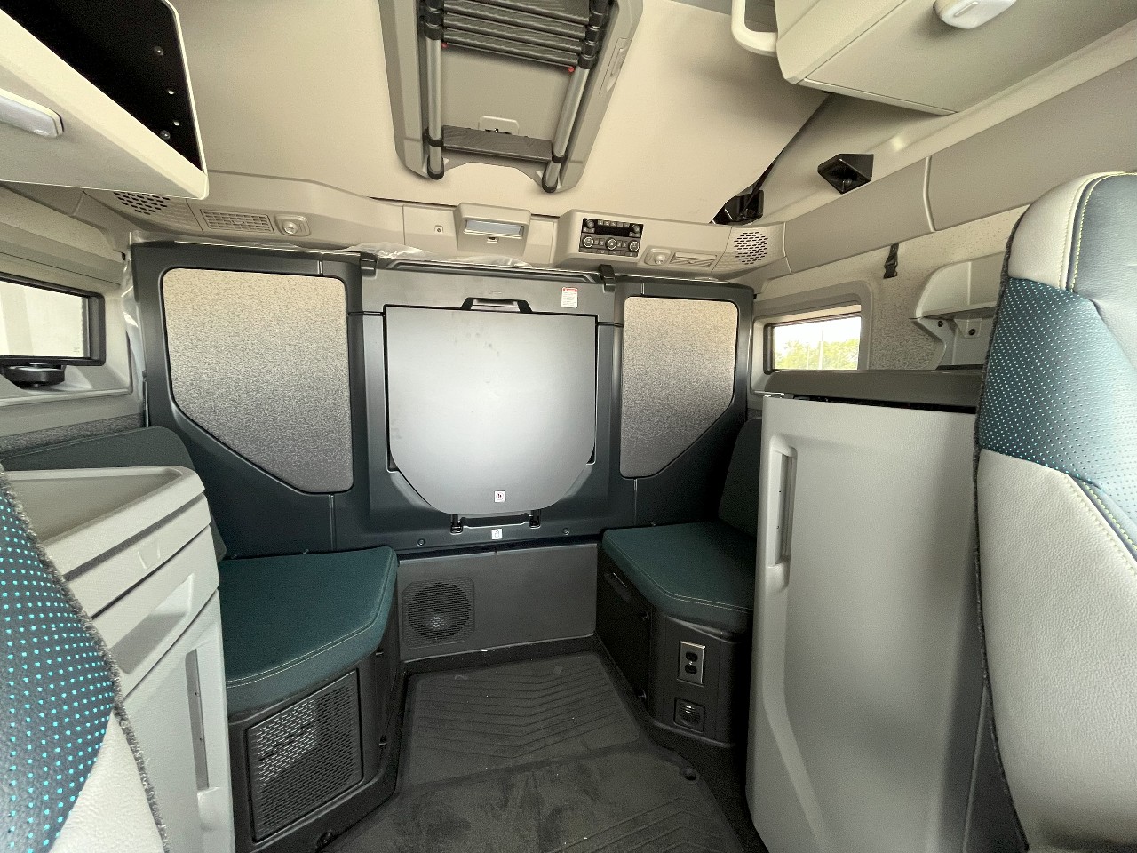 2026 Volvo - image 17