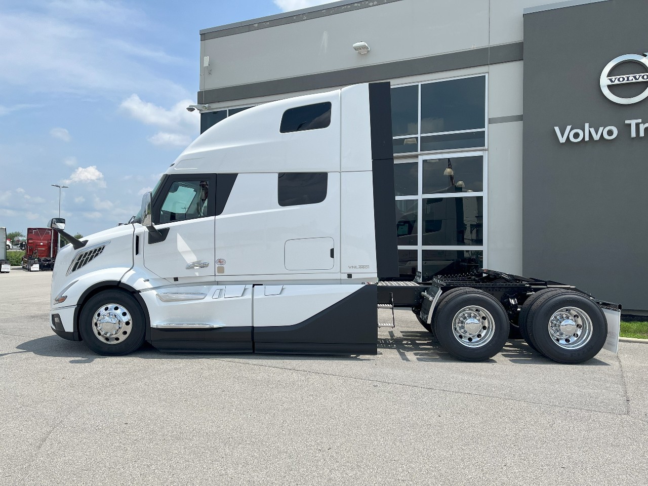 2026 Volvo - image 8