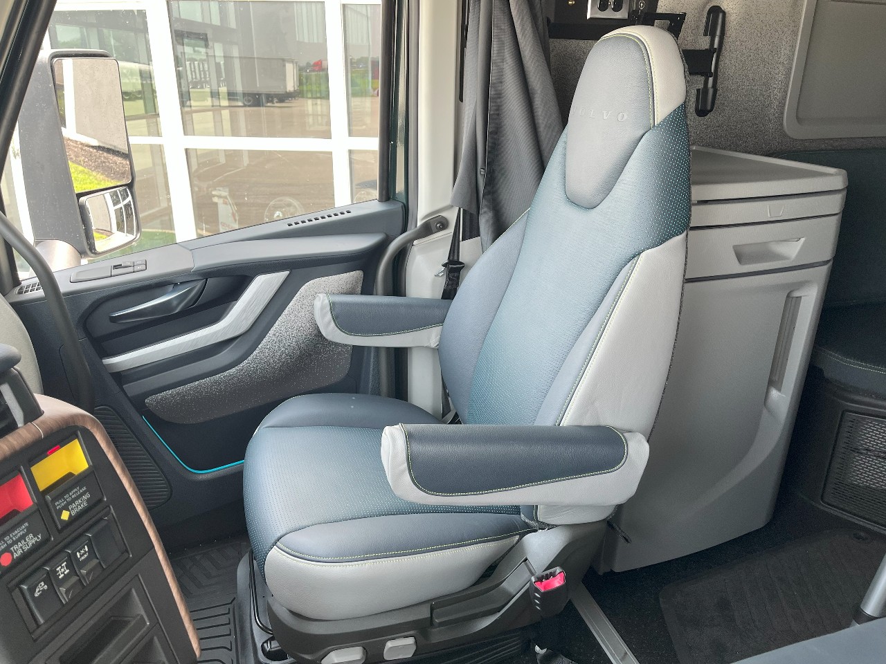 2026 Volvo - image 13