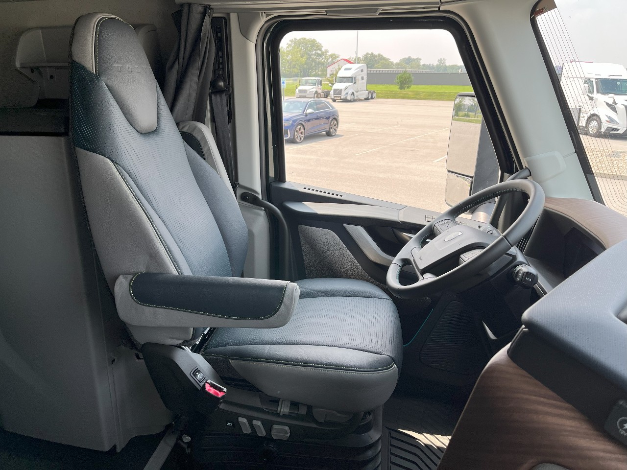 2026 Volvo - image 14