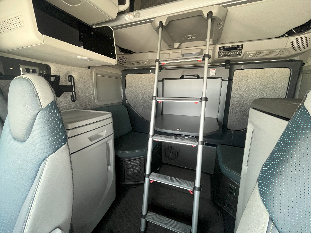 2026 Volvo - image 15