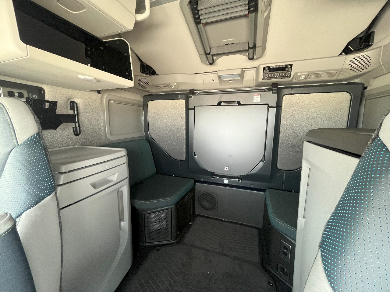 2026 Volvo - image 17