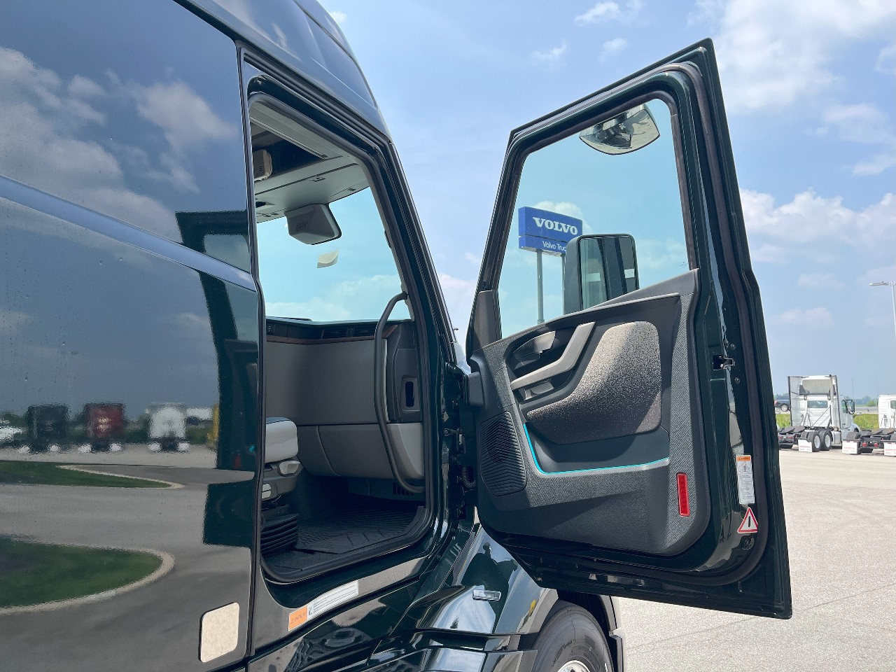 2026 Volvo - image 19