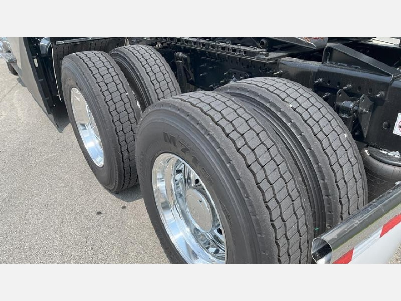 2026 Volvo - image 7