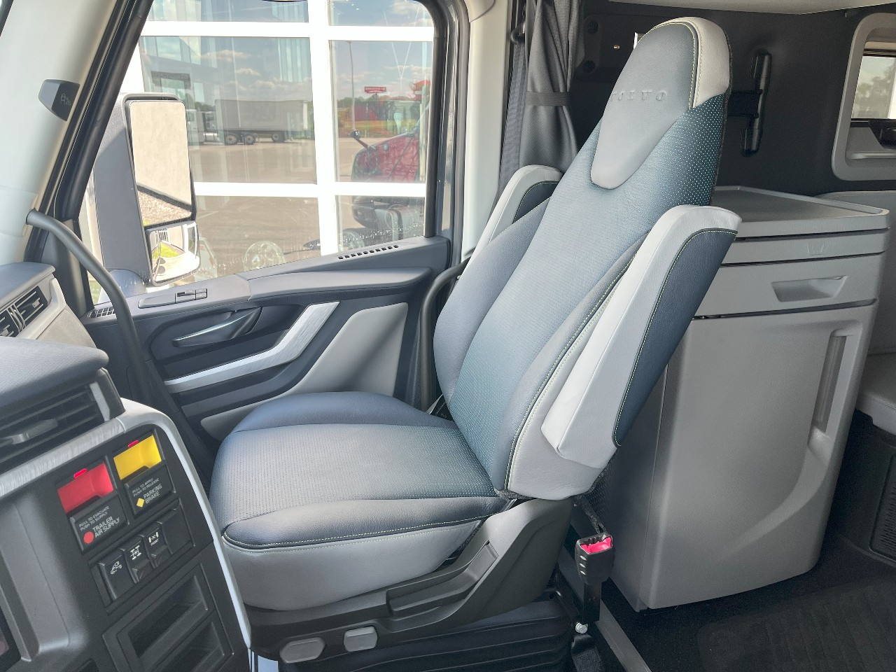 2026 Volvo - image 13