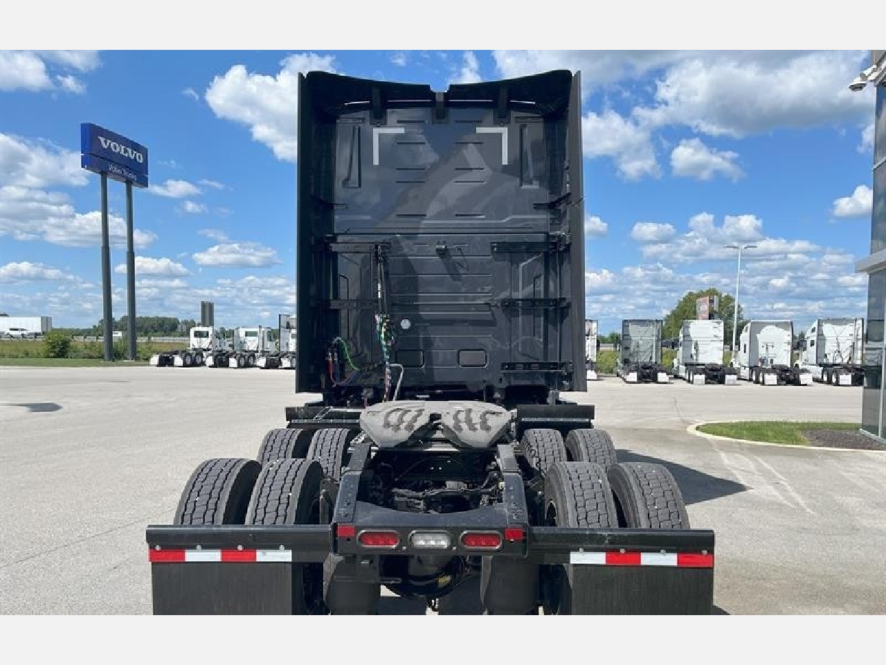 2026 Volvo - image 6