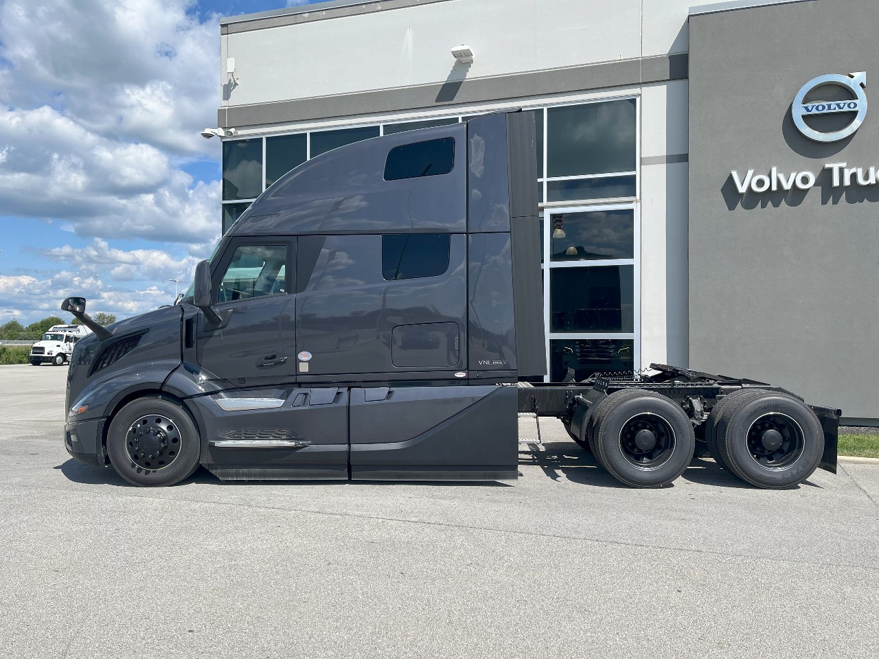 2026 Volvo - image 8