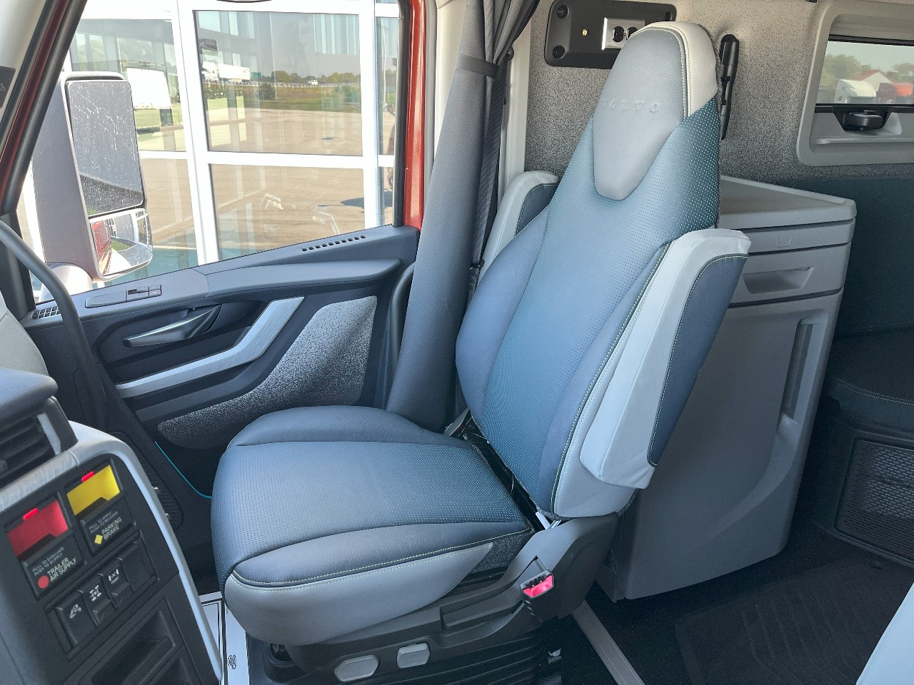 2026 Volvo - image 13