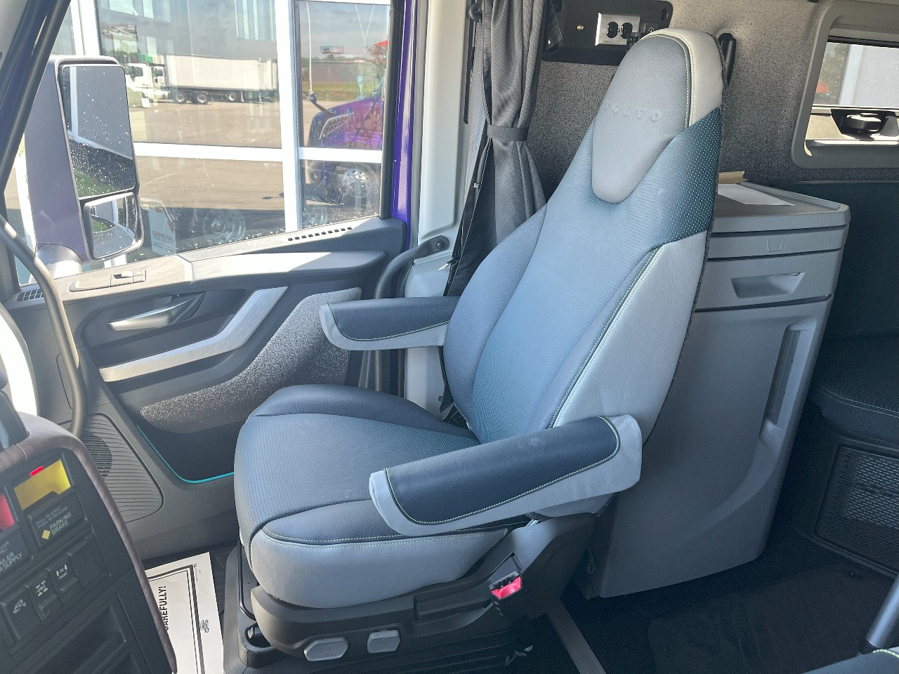 2026 Volvo - image 13