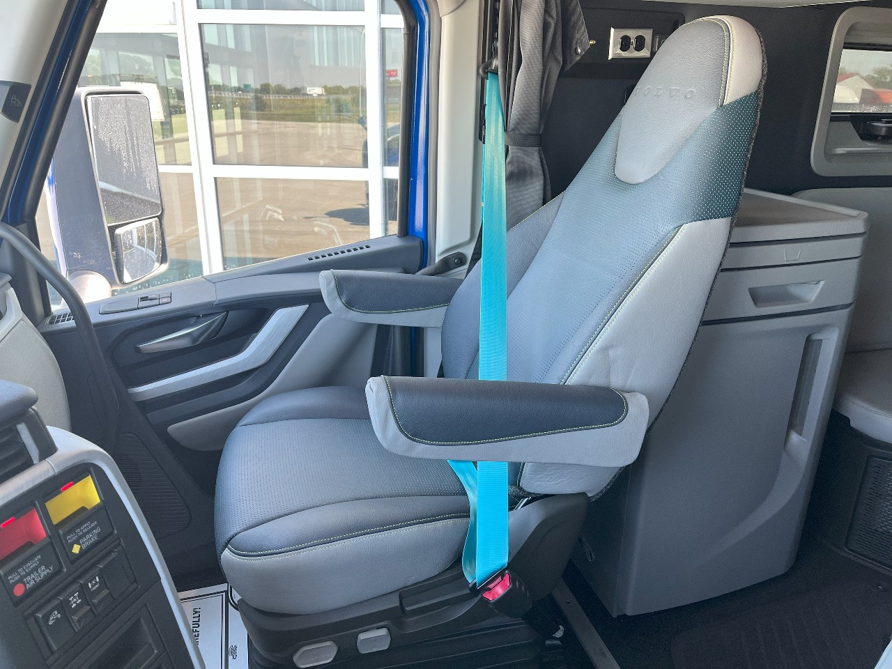 2026 Volvo - image 13