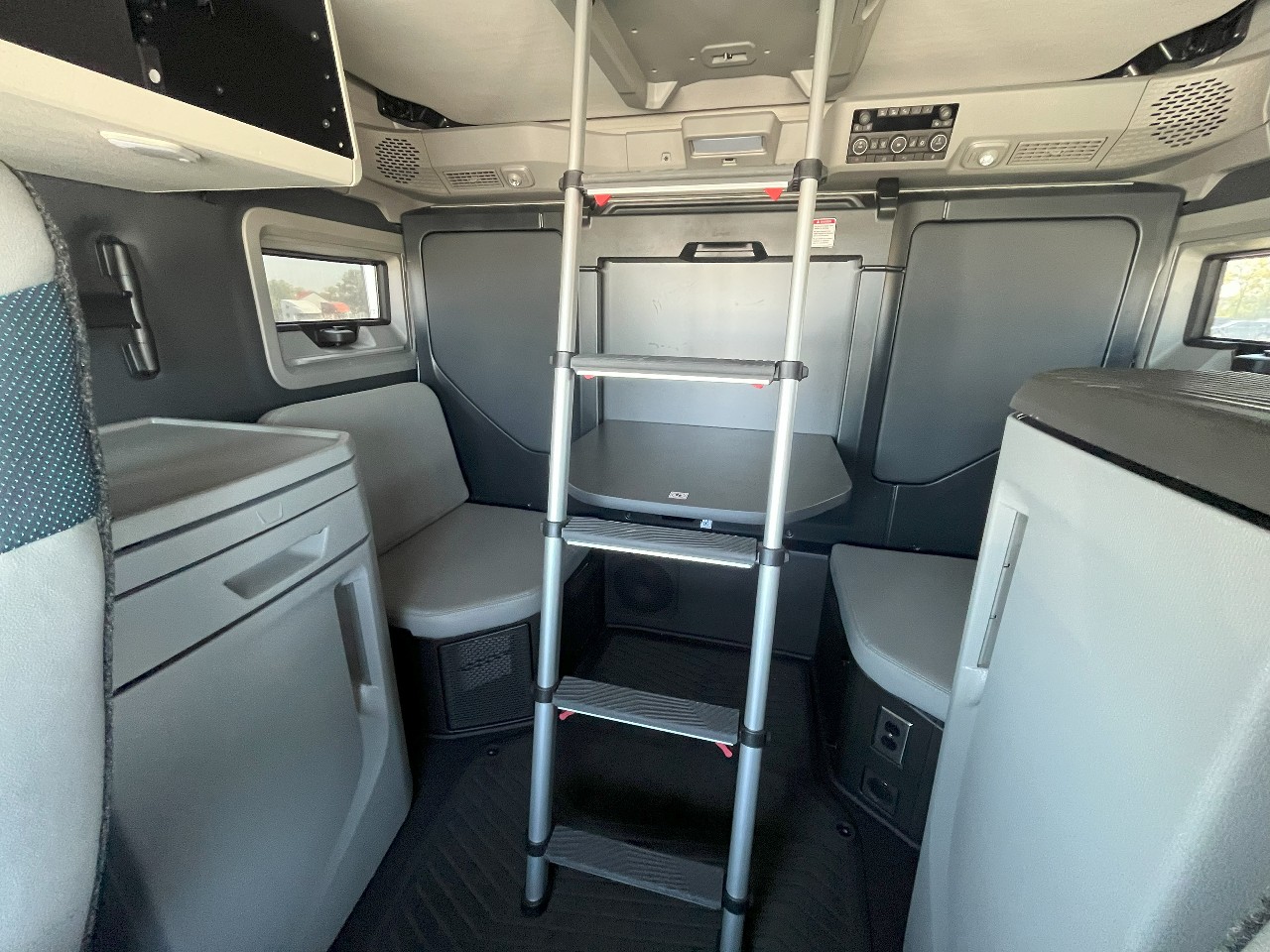 2026 Volvo - image 15