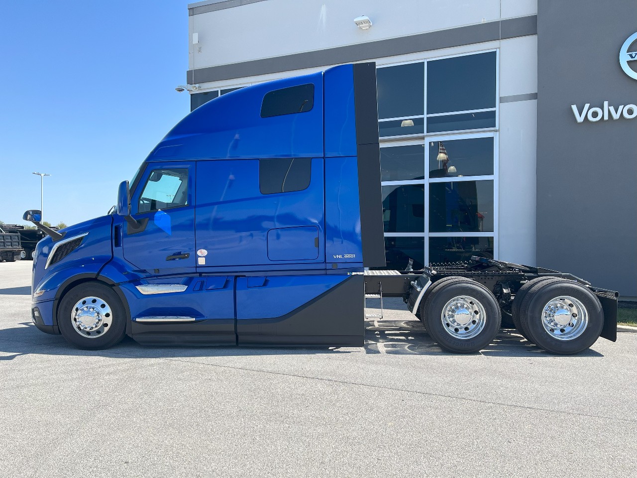 2026 Volvo - image 8