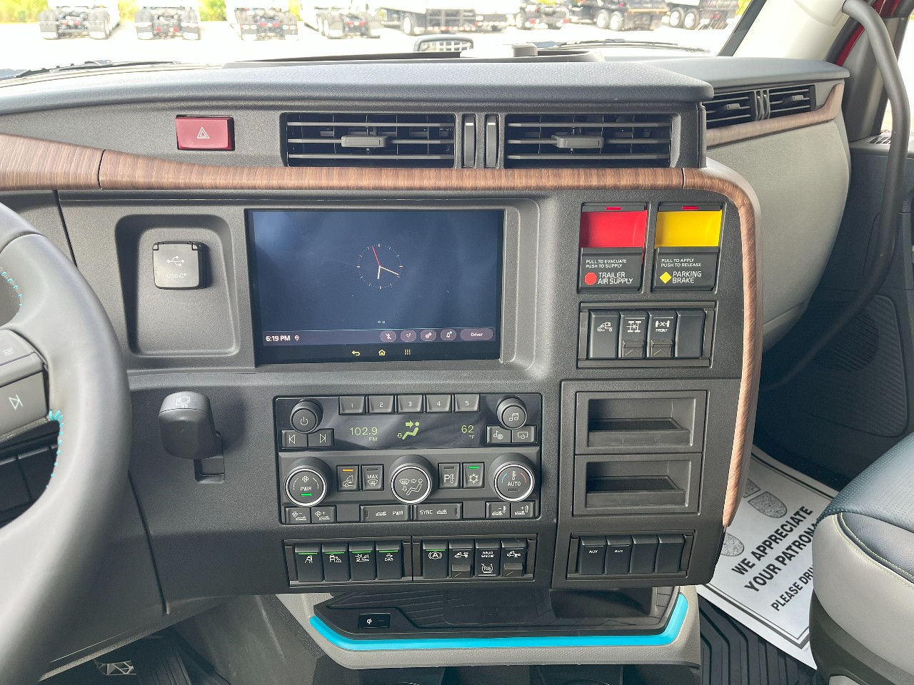 2026 Volvo - image 12