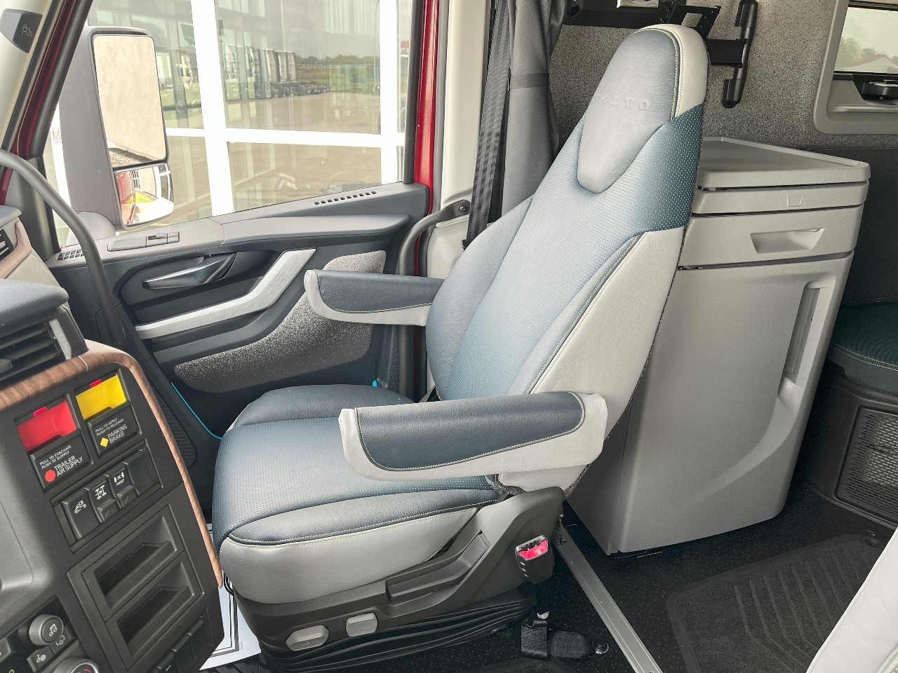 2026 Volvo - image 13