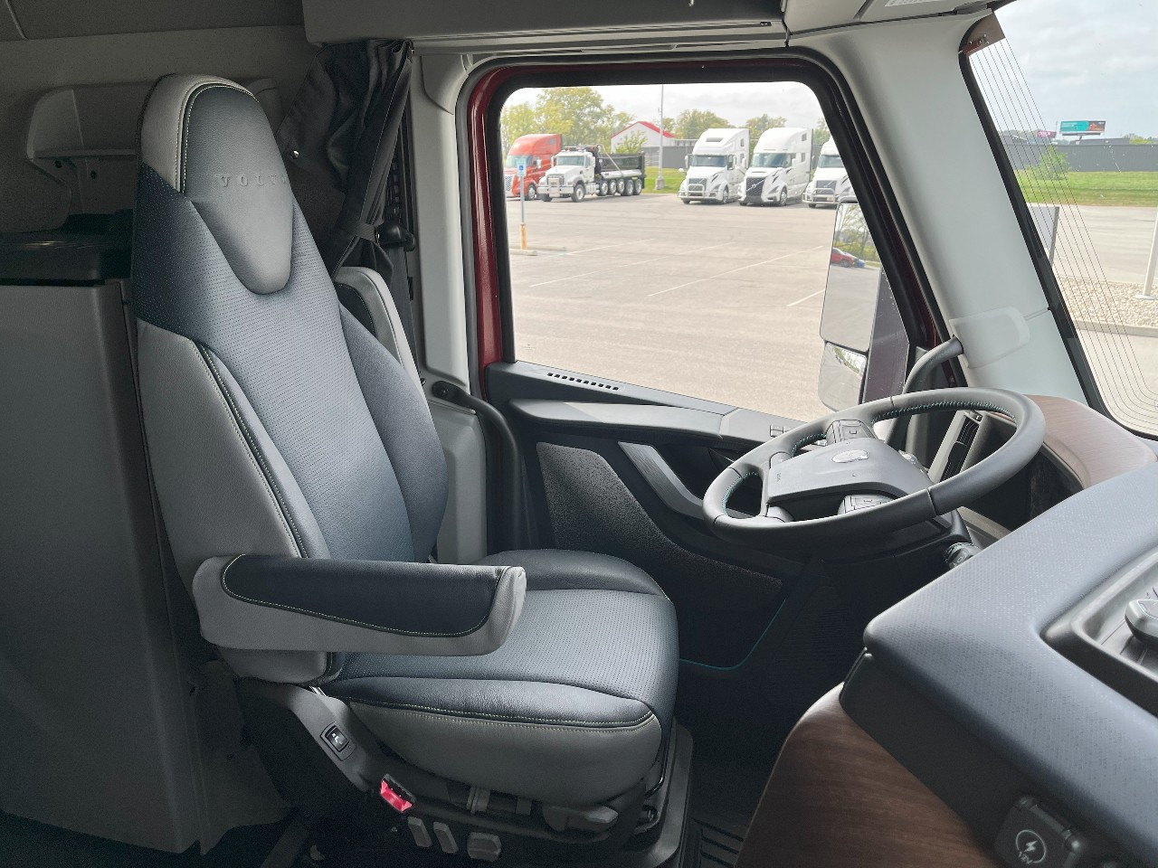 2026 Volvo - image 14