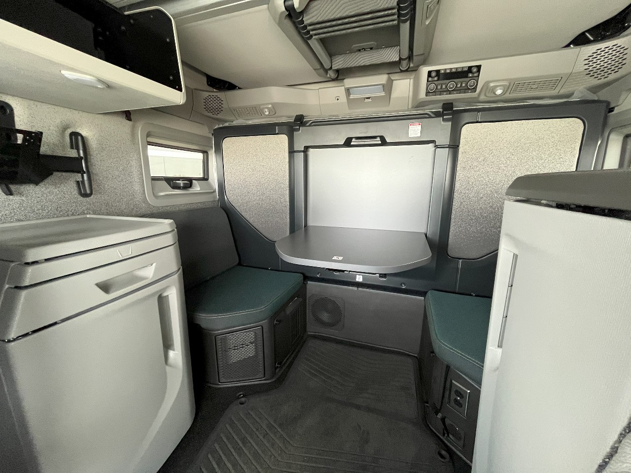 2026 Volvo - image 15