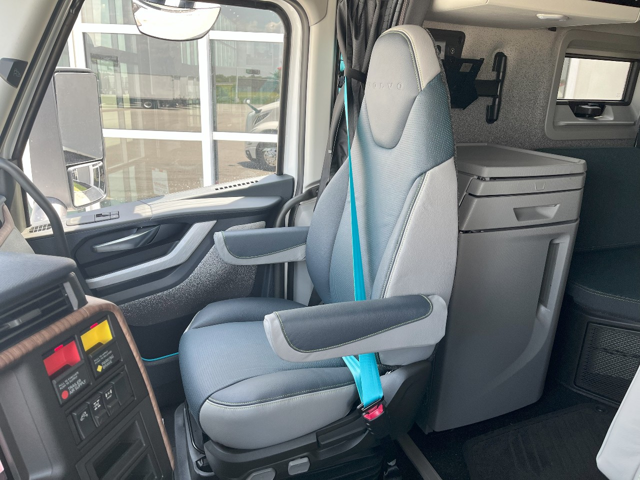 2026 Volvo - image 13