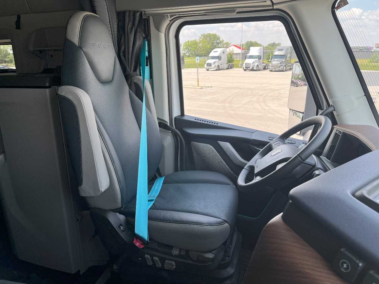 2026 Volvo - image 14