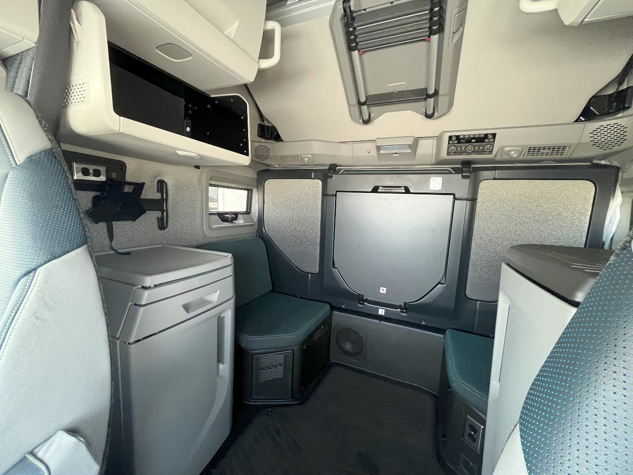 2026 Volvo - image 16