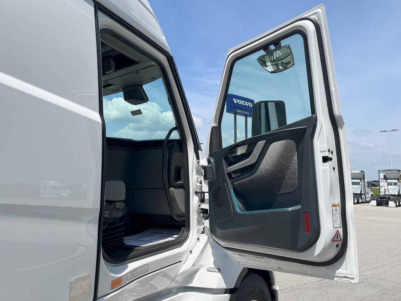 2026 Volvo - image 20