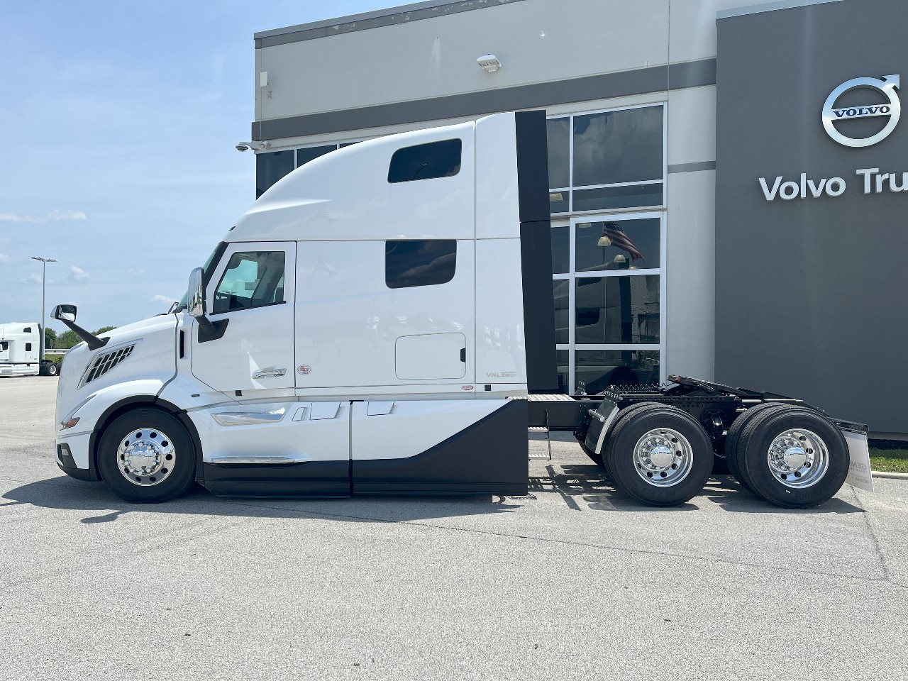 2026 Volvo - image 8