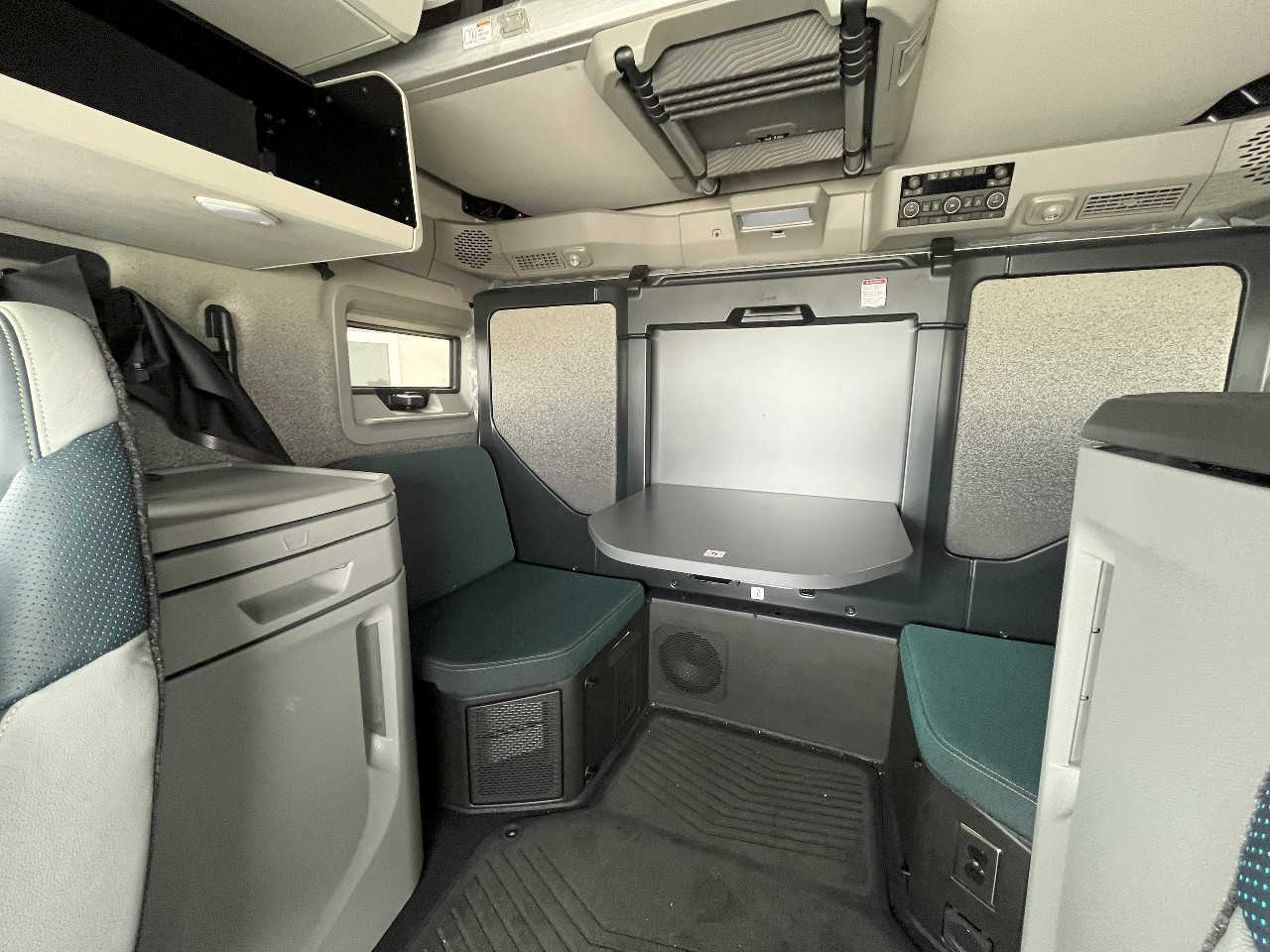 2026 Volvo - image 13