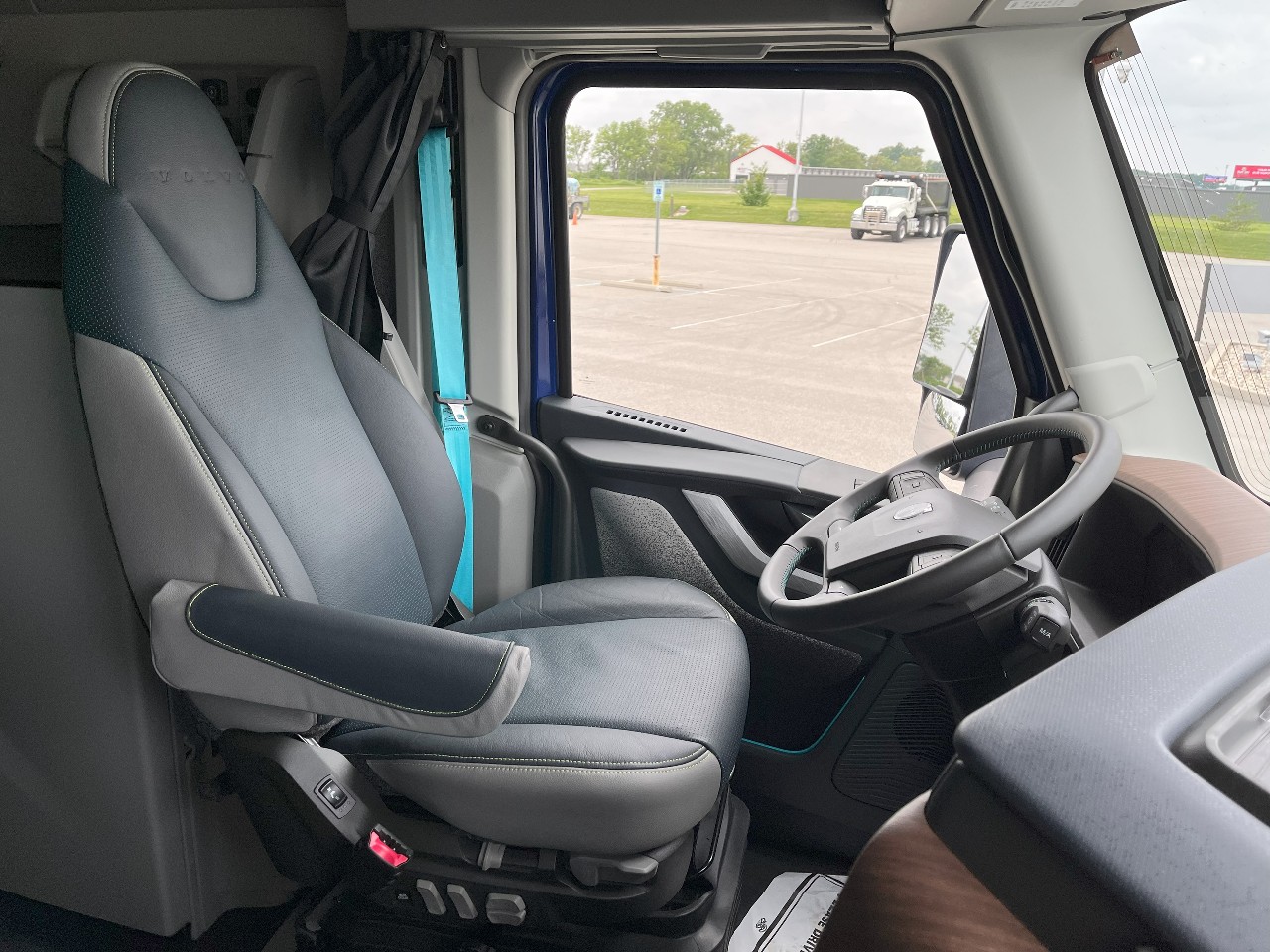 2026 Volvo - image 15