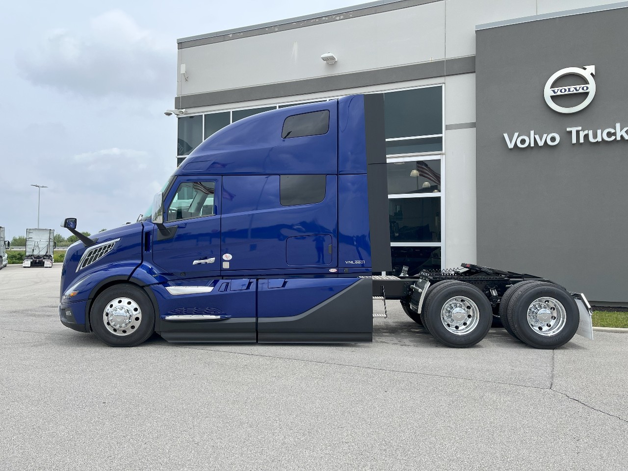 2026 Volvo - image 8