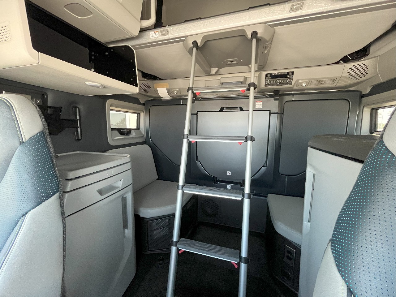 2026 Volvo - image 18