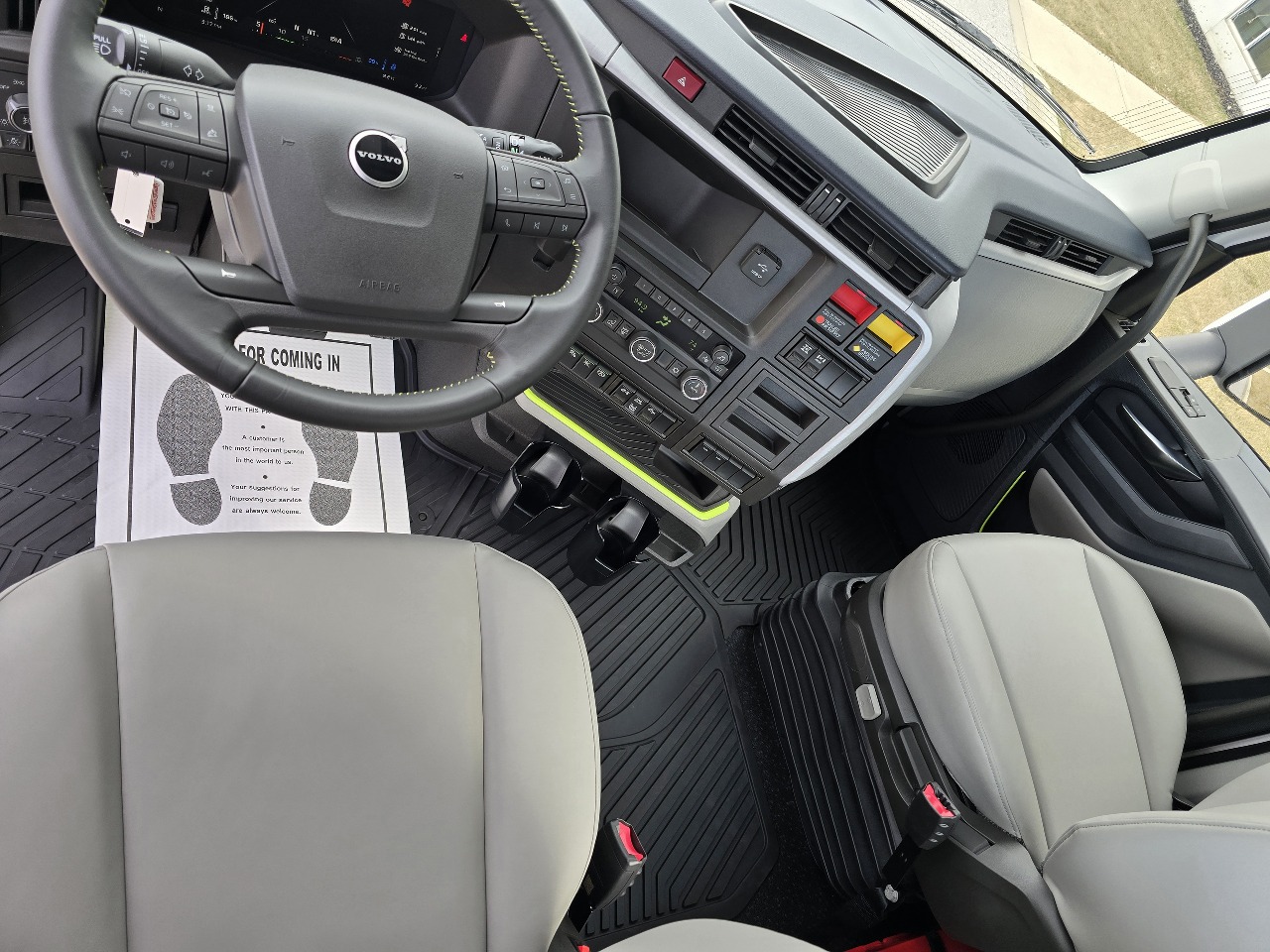 2025 Volvo - image 10