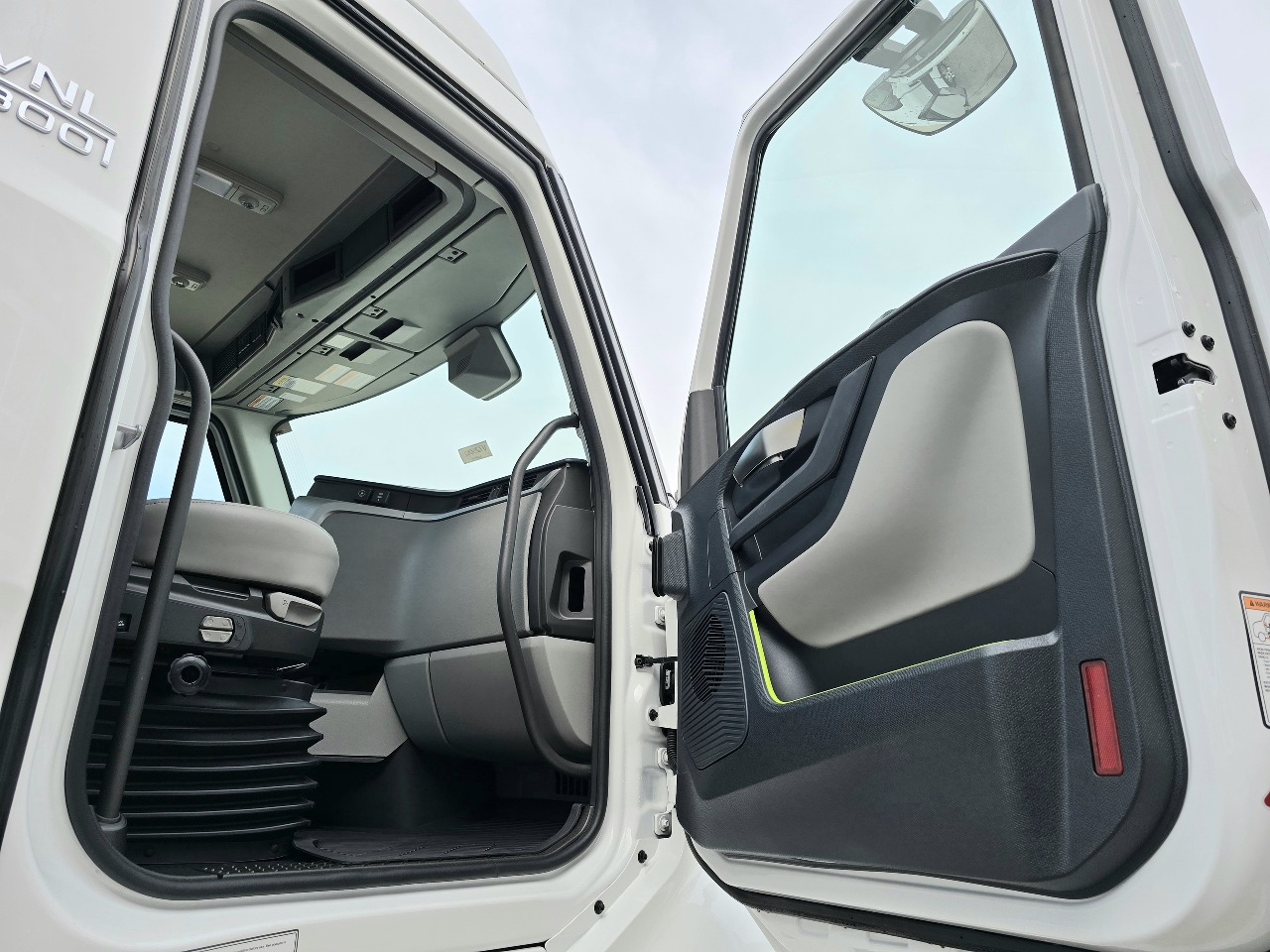 2025 Volvo - image 11