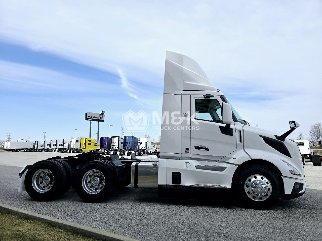 2025 Volvo - image 3