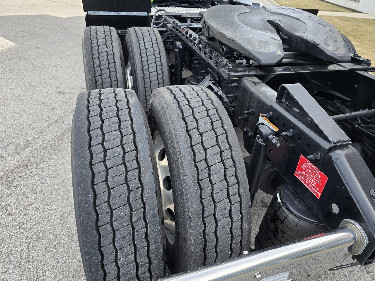 2025 Volvo - image 4