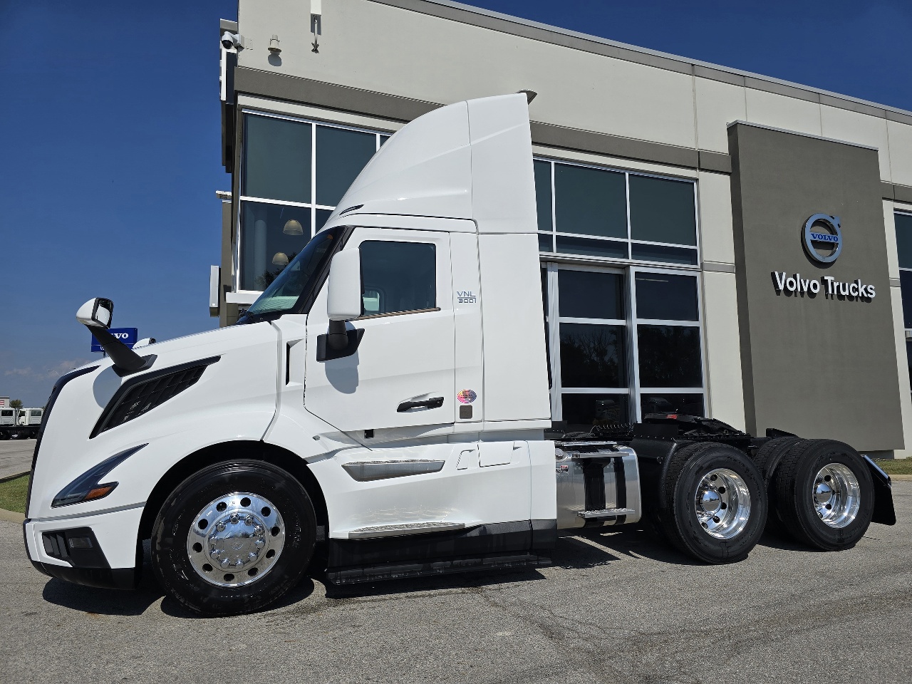 2025 Volvo - image 7