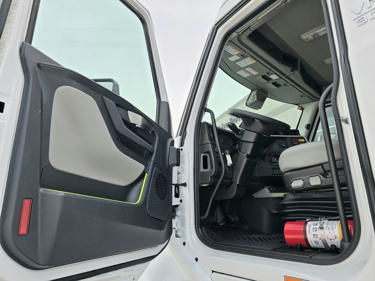 2025 Volvo - image 8