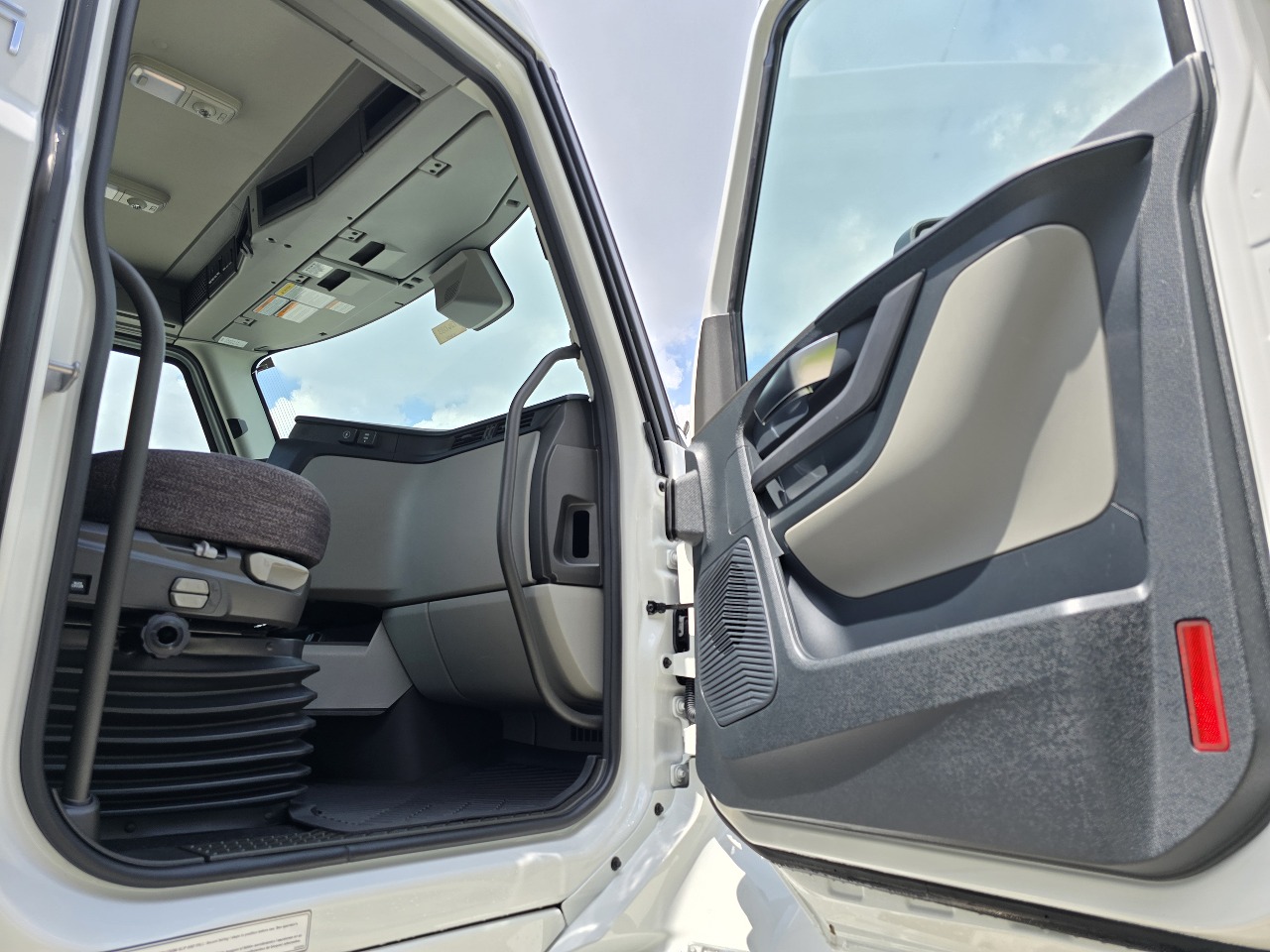 2026 Volvo - image 11